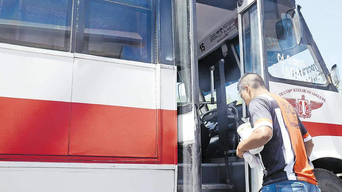 Un hombre sube a un autobús de tansporte urbano